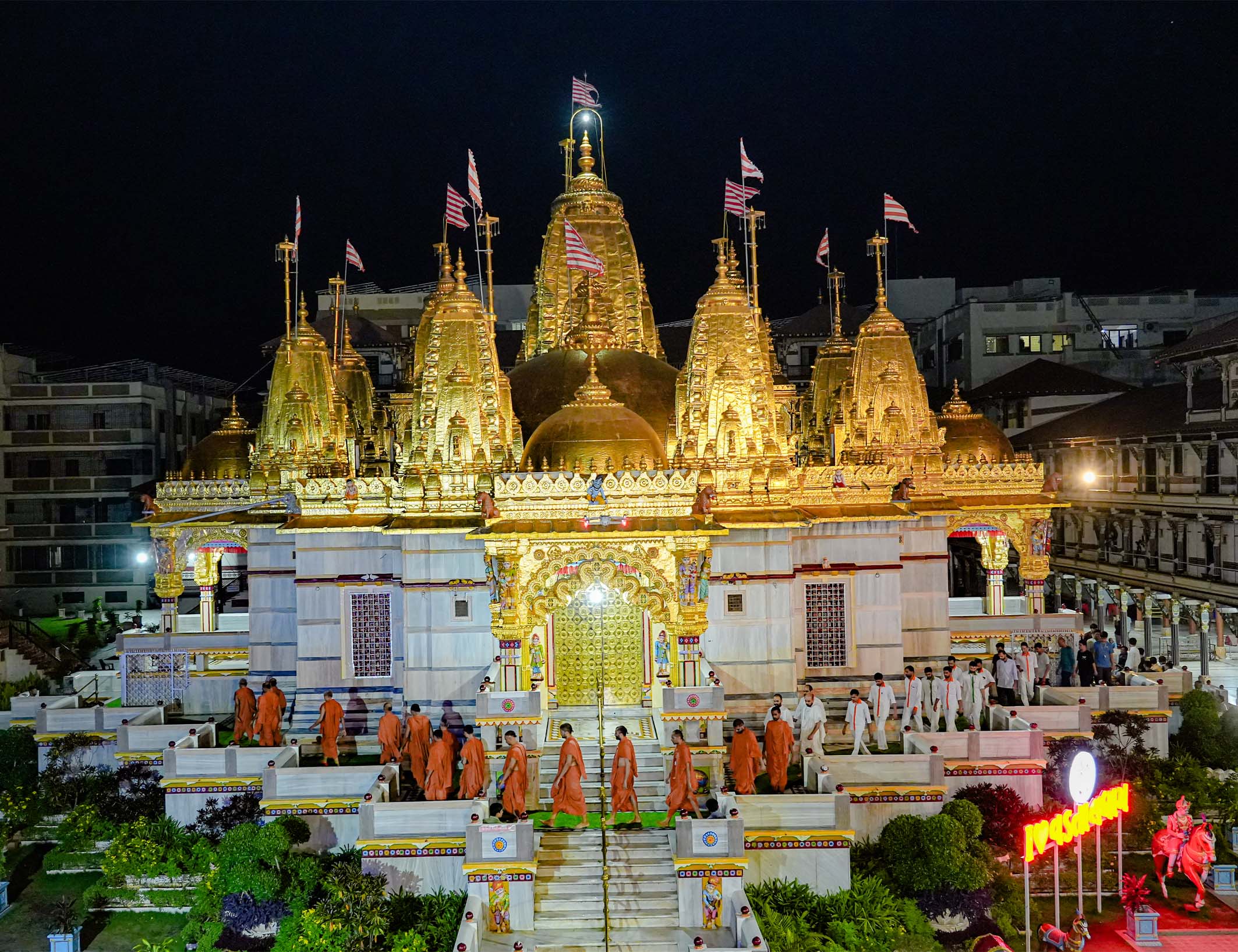 Harikrushna Maharaj Ne Pradakshina Pu Guruji & Santo - Vadtaldham